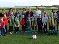 Mutter vs. Kinder... Bei der Abschlussfeier der F-Jugend der SG DJK Wallnsdorf/FC Plankstetten am 30.05.14 trauten sich die Mütter gegen Ihre "Kleinen" anzutreten. Das Spiel gewannen die F-Jugendlichen mit 3 zu 1. Trotz der Niederlage machte es den Müttern viel Spaß, auch&nbsp;weil Sie ein schönes Ehrentor erzielten. Manche Mütter empfahlen sich sogar für das Bezirksliga-Team der DJK-SV Wallnsdorf! Das Trainerteam Waffler Stefan, Buchberger Andrea und Brandmüller Matthias wahren zufrieden mit dem Spielausgang. 