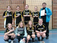 U13-Mädls in der Halle gut drauf.Unsere jüngste Mädchentruppe hat in Burgthann bei Ihrem 2. Hallenturnier in der Winterpause am Sonntag, den 17.02.2013, den 3. Platz belegt. In einer Gruppe von 6 Teams und einem Modus "jeder gegen jeden" konnten Sie 3 Siege und nur2 Niederlagen verbuchen. Das war Rang 3, punktegleich mit dem Zweiten! HERZLICHEN GLÜCKWUNSCH!